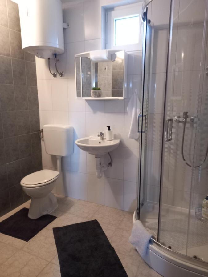 Guest House Studio Apartman Marina - With Jacuzzi, Free Parking, Pet Friendly 卡尔洛瓦茨 外观 照片