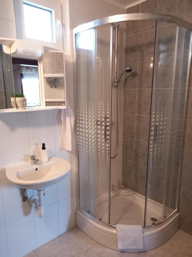 Guest House Studio Apartman Marina - With Jacuzzi, Free Parking, Pet Friendly 卡尔洛瓦茨 外观 照片