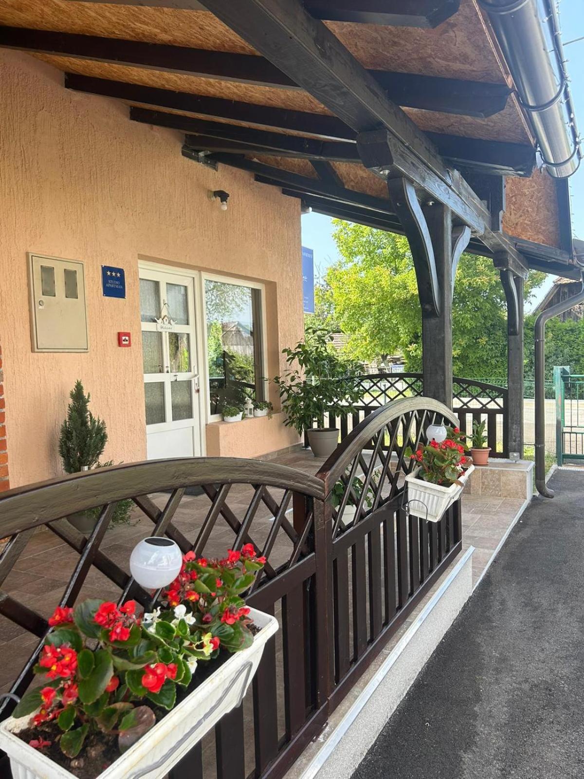 Guest House Studio Apartman Marina - With Jacuzzi, Free Parking, Pet Friendly 卡尔洛瓦茨 外观 照片