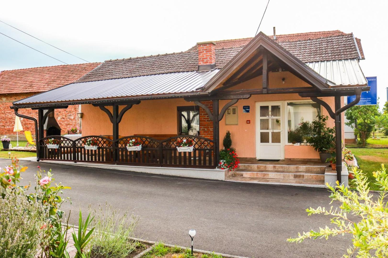 Guest House Studio Apartman Marina - With Jacuzzi, Free Parking, Pet Friendly 卡尔洛瓦茨 外观 照片