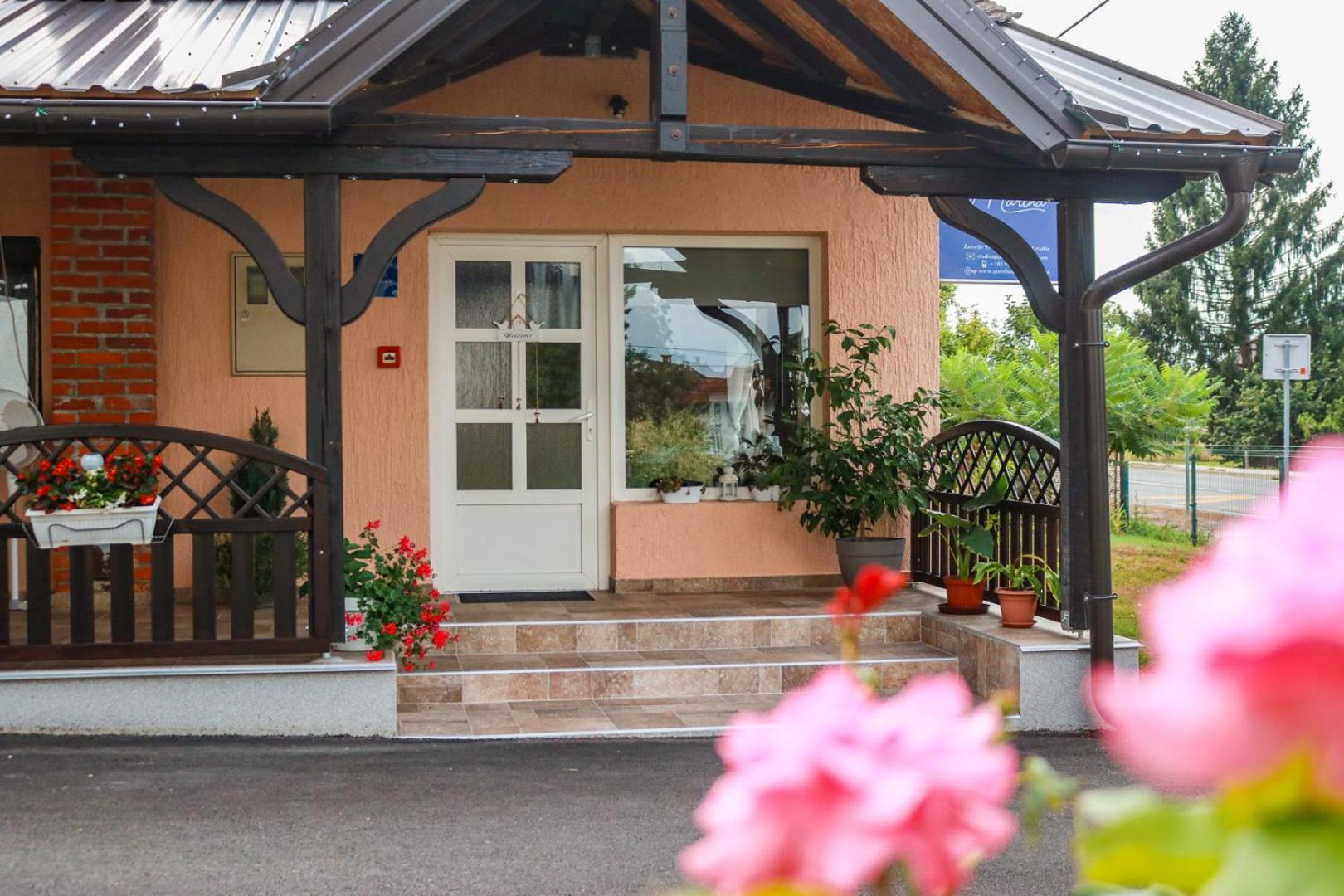 Guest House Studio Apartman Marina - With Jacuzzi, Free Parking, Pet Friendly 卡尔洛瓦茨 外观 照片