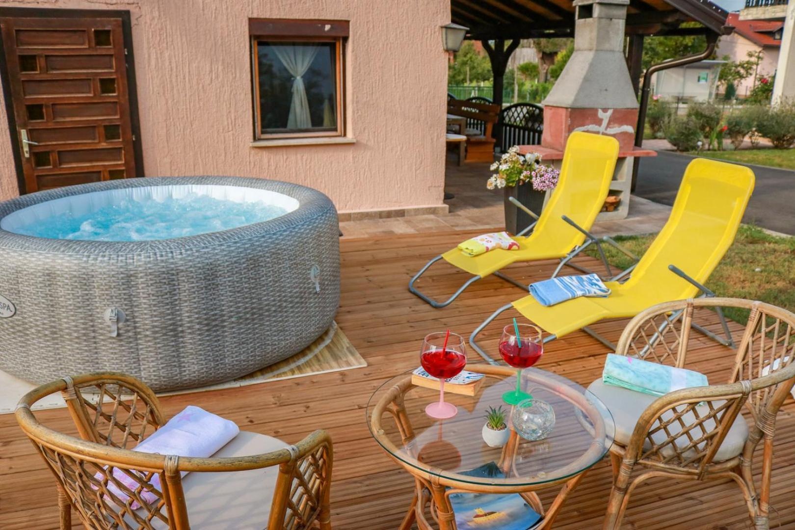 Guest House Studio Apartman Marina - With Jacuzzi, Free Parking, Pet Friendly 卡尔洛瓦茨 外观 照片