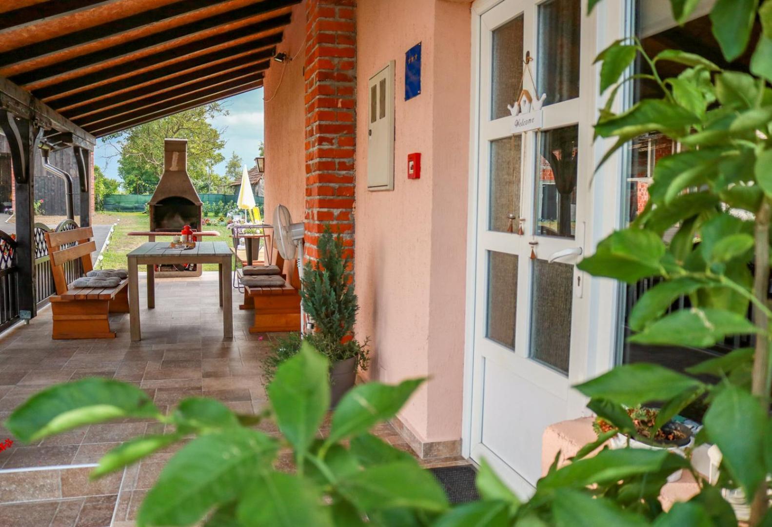Guest House Studio Apartman Marina - With Jacuzzi, Free Parking, Pet Friendly 卡尔洛瓦茨 外观 照片