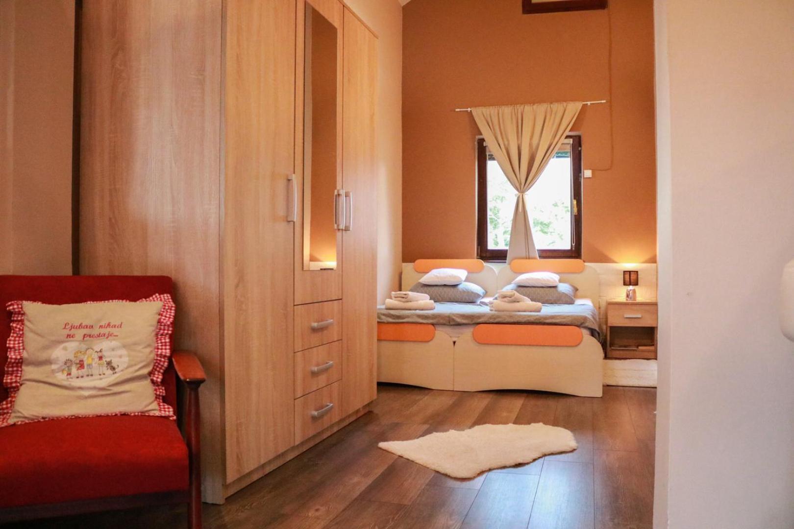 Guest House Studio Apartman Marina - With Jacuzzi, Free Parking, Pet Friendly 卡尔洛瓦茨 外观 照片