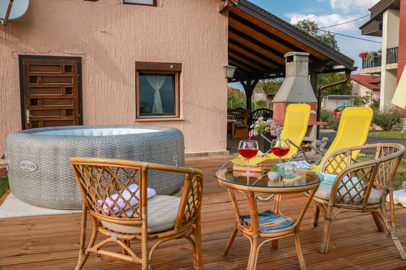 Guest House Studio Apartman Marina - With Jacuzzi, Free Parking, Pet Friendly 卡尔洛瓦茨 外观 照片