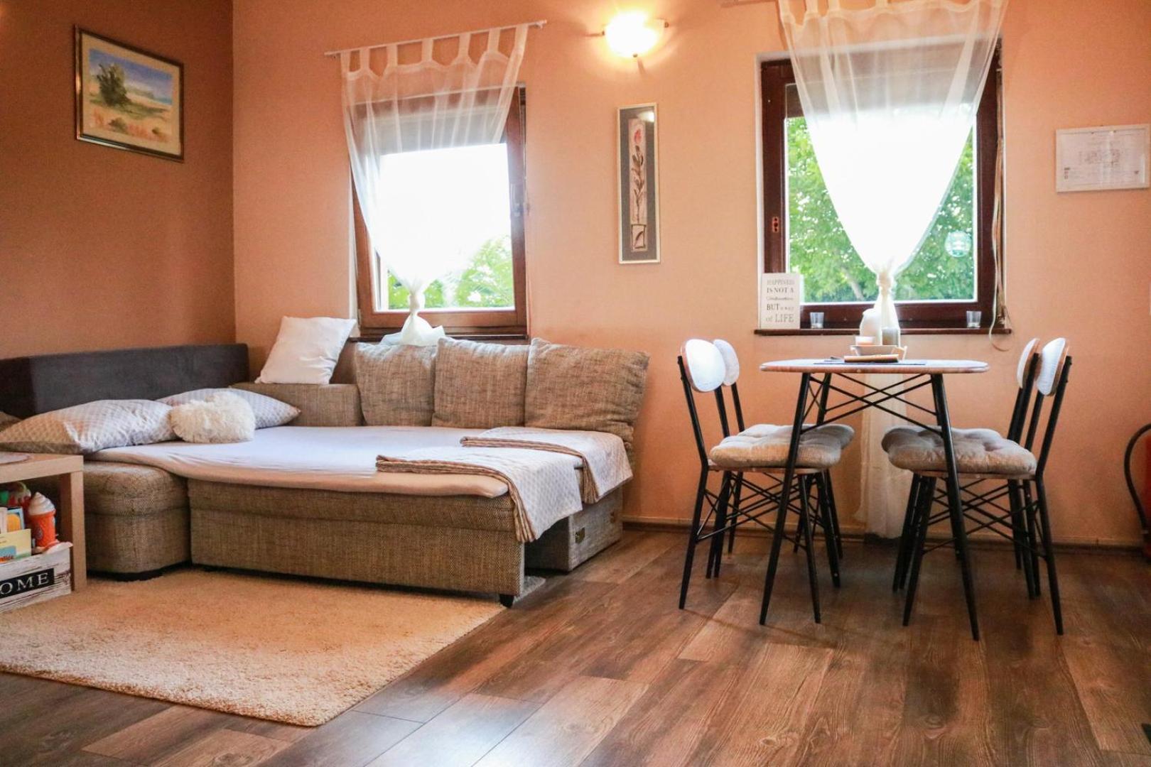 Guest House Studio Apartman Marina - With Jacuzzi, Free Parking, Pet Friendly 卡尔洛瓦茨 外观 照片